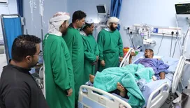 محافظ أبين يزور المواطن "علي حسن" ونجله إثر تعرضهما لحادث مروري