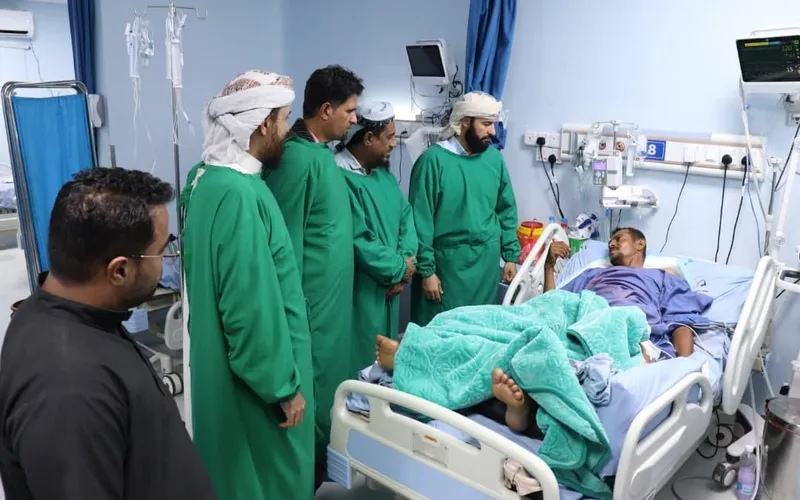 محافظ أبين يزور المواطن "علي حسن" ونجله إثر تعرضهما لحادث مروري
