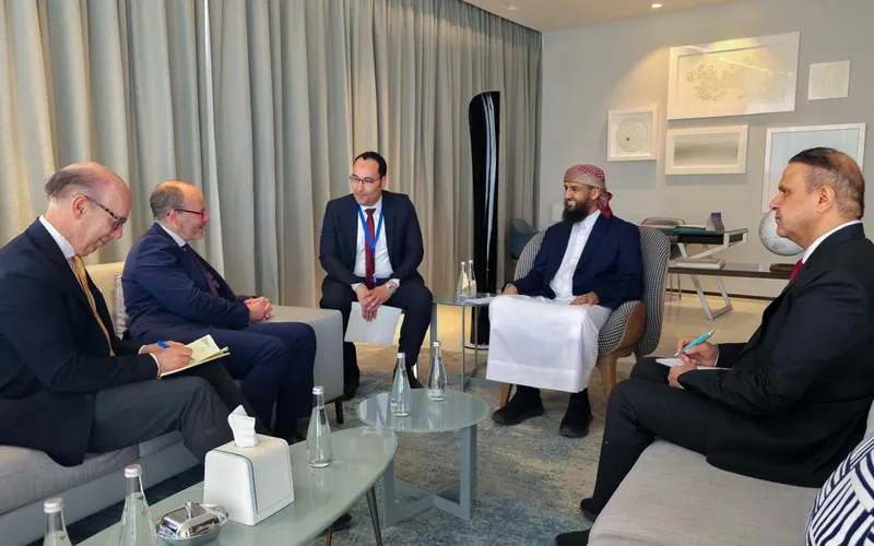 عضو مجلس القيادة المحرّمي يلتقي بوفد دبلوماسي إسباني رفيع المستوى