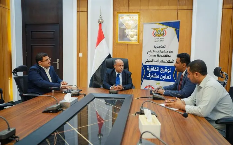 الخنبشي يرعى توقيع اتفاقية لتأهيل خريجي جامعة حضرموت في القطاع النفطي