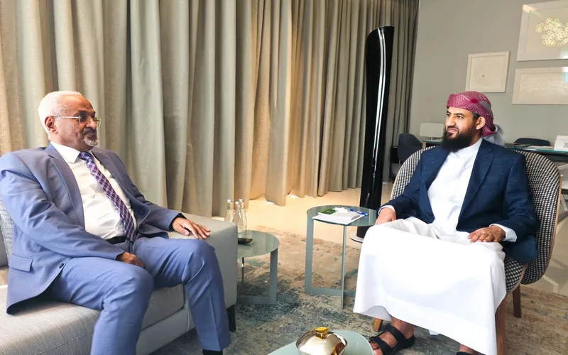 المحرّمي يلتقي وزير الإدارة المحلية ويؤكد دعم تمكين السلطات المحلية وتعزيز الحوكمة اللامركزية