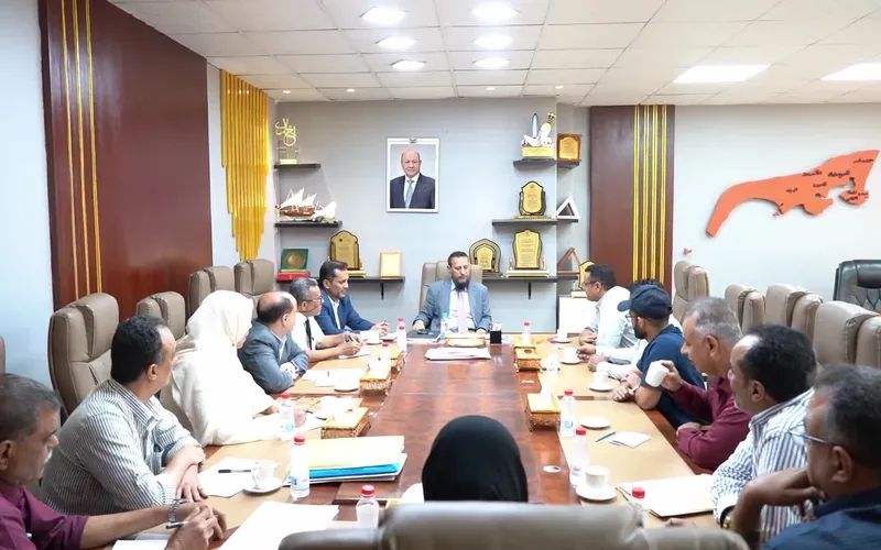 المحافظ عبدالرحمن شيخ يترأس اجتماعًا لمناقشة المشاريع الخدمية في العاصمة عدن
