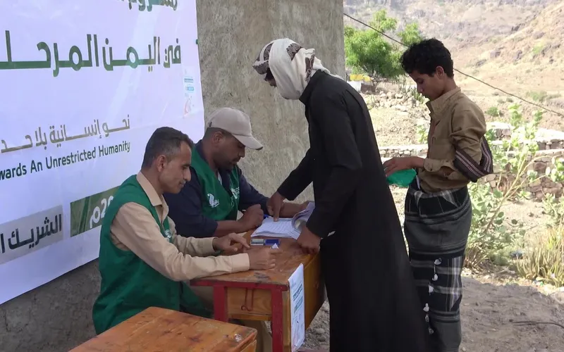 مركز الملك سلمان يوزع 74 طناً من المساعدات الغذائية في المُسيمير بلحج