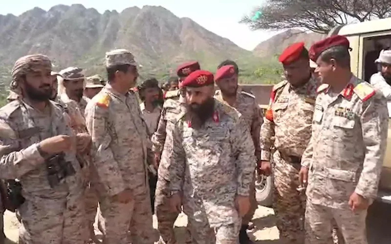 لجنة وزارة الدفاع تواصل مهامها في استلام محور طور الباحة وتتفقد جبهة حيفان