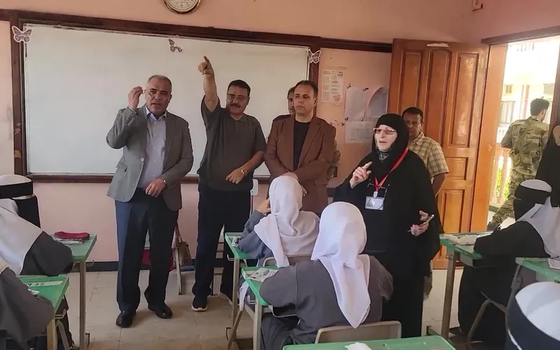 وزير التربية والتعليم يتفقد اختبارات الثانوية العامة في مديرية المنصورة بالعاصمة عدن