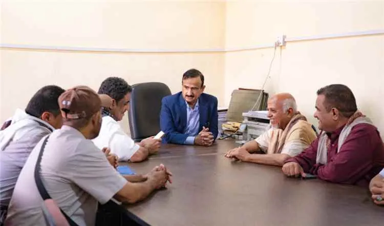 محافظ شبوة يبحث مع مؤسسة الكهرباء معالجات أزمة الوقود والطاقة