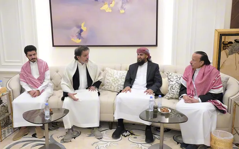 المحرمي يقدم واجب العزاء لأسرة الرئيس السابق عبدربه منصور