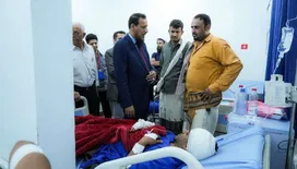 محافظ عدن يتفقد أحوال جرحى انفجار معسكر العمالقة ويوجه بتقديم الرعاية الطبية الكاملة