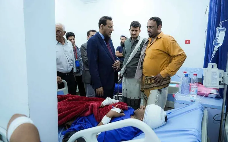 محافظ عدن يتفقد أحوال جرحى انفجار معسكر العمالقة ويوجه بتقديم الرعاية الطبية الكاملة