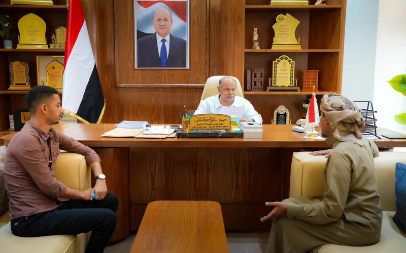الخنبشي يطلع على أوضاع متعاقدي المحاكم ويؤكد اهتمام السلطة المحلية بمعالجة قضاياهم