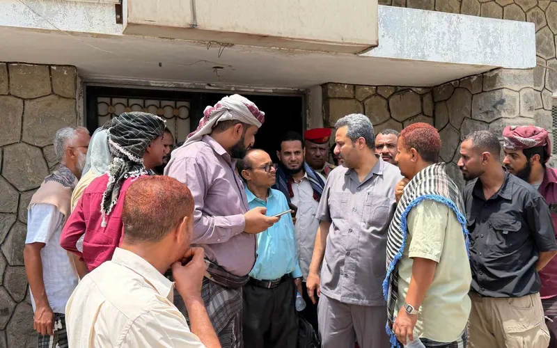 محافظ لحج يتفقد كلية ومستشفى طور الباحة ويوجه بتطويرهما