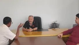 مدير مكتب الصحة بالمهرة يناقش ربط المشاريع الصحية الجديدة بشبكة المياه