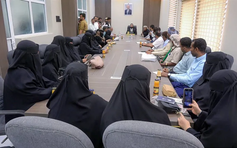 محافظ أبين يبحث مع منظمات المجتمع المدني آليات اختيار مستفيدي الزواج الجماعي