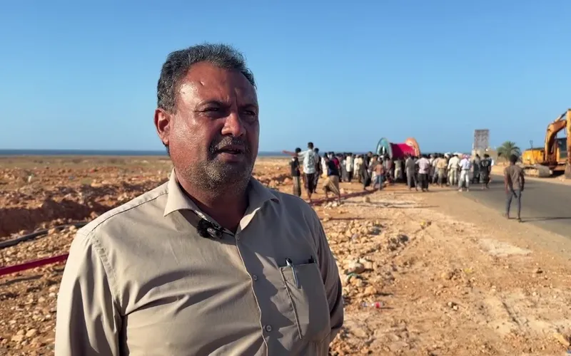 السقطري يطلع على أعمال تمديد شبكة الكهرباء بمناطق الشريط الساحلي الغربي بسقطرى