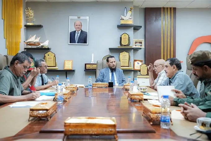 محافظ عدن يناقش مع رئيس مصلحة السجون ومدير الأمن أوضاع النزلاء والتنسيق مع النيابة والقضاء