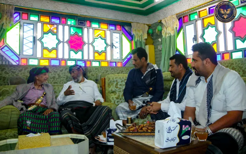 اللواء الجمالي يزور الشيخ عبدالرب النقيب ويشيد بدوره في تعزيز التلاحم الوطني