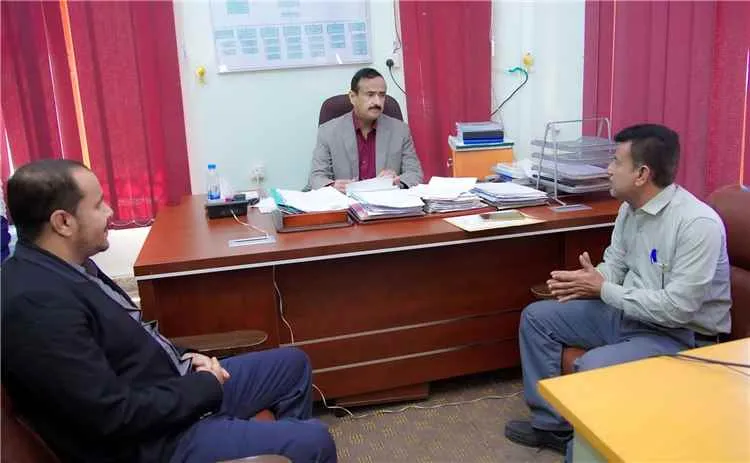محافظ شبوة يناقش أوضاع مديرية رضوم واحتياجاتها من مشاريع الخدمات والتنمية