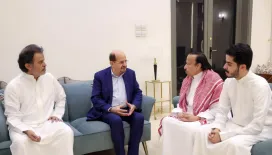 رئيس الوزراء يقدم واجب العزاء لأسرة الرئيس السابق عبدربه منصور هادي في الرياض