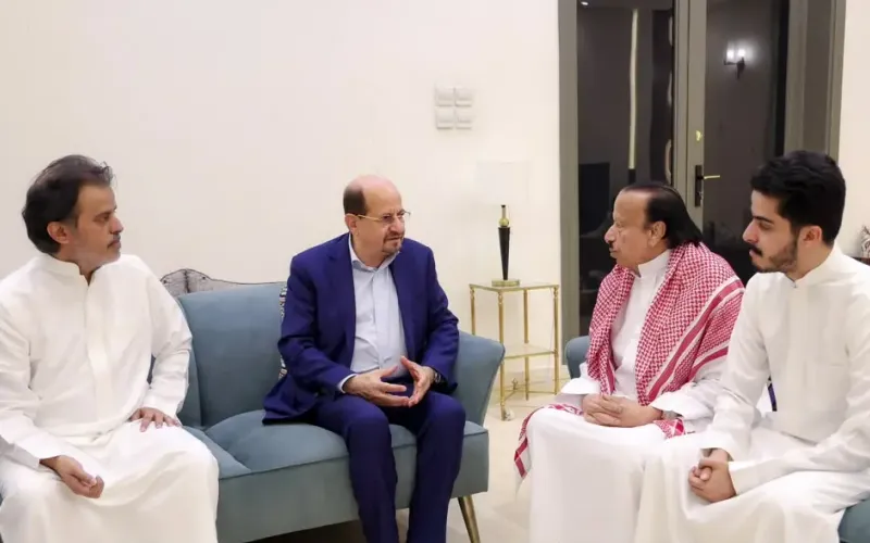 رئيس الوزراء يقدم واجب العزاء لأسرة الرئيس السابق عبدربه منصور هادي في الرياض