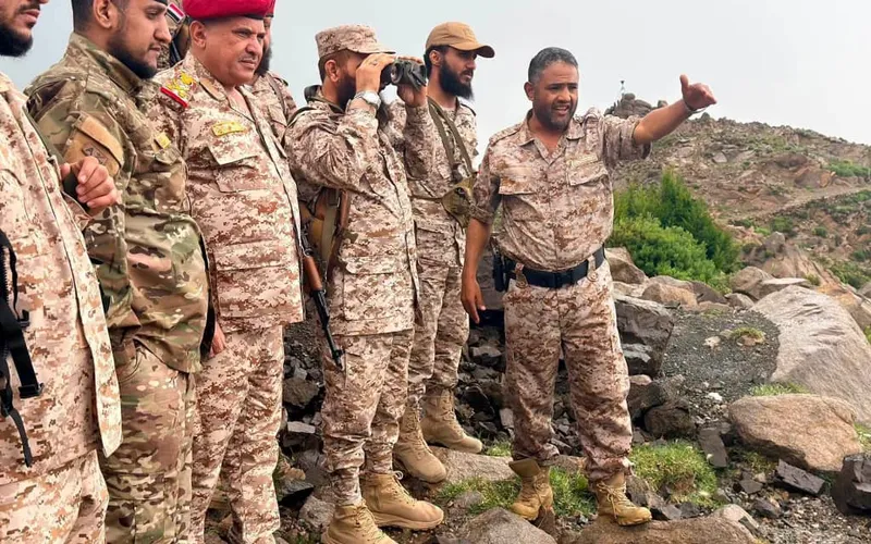 قائد المنطقة العسكرية الرابعة يتفقد جبهات تعز ويشدد على رفع الجاهزية والانضباط