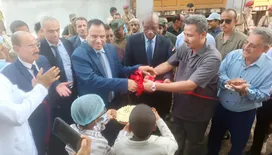 وزير الزراعة ومحافظ لحج يفتتحان مصنعا للأعلاف وقسما للطب البيطري