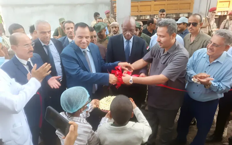 وزير الزراعة ومحافظ لحج يفتتحان مصنعا للأعلاف وقسما للطب البيطري
