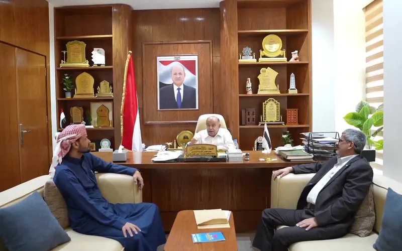 الخنبشي يناقش تطوير العمل في منفذ الوديعة وتشديد الرقابة لمكافحة التهريب