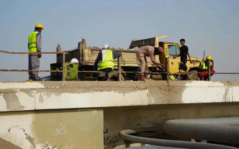 وزير الأشغال ومحافظ عدن يدشنان مشروع صيانة جسر البريقة وتأهيل كورنيش كود النمر