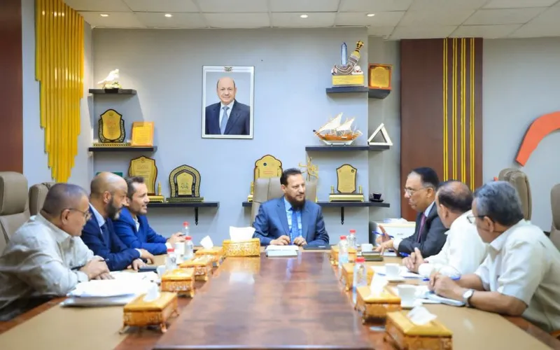 محافظ العاصمة عدن يناقش مع رئيس مصلحة الجمارك آليات تعزيز التعاون والتنسيق