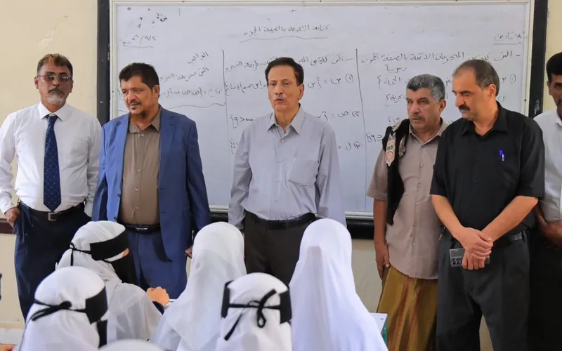 محافظ المهرة يدشن العام الدراسي الجديد ويتفقد انتظام العملية التعليمية في مدارس الغيضة
