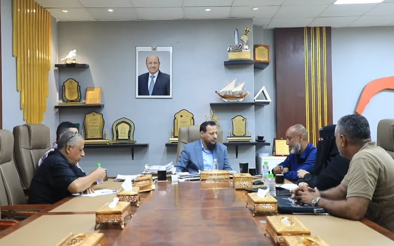 محافظ عدن يناقش مع مؤسسة المياه معالجة ضعف الضخ وتعزيز مشاريع الإمداد في المديريات