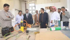 وزير التعليم الفني ومحافظ المهرة يدشنان الدراسة في جامعة المهرة ويتفقدان المعهدين التقني والصناعي