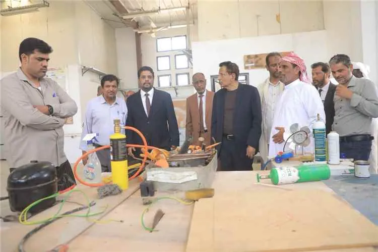 وزير التعليم الفني ومحافظ المهرة يدشنان الدراسة في جامعة المهرة ويتفقدان المعهدين التقني والصناعي