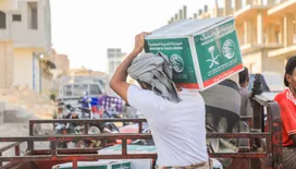 مركز الملك سلمان للإغاثة يوزع ألفًا و174 سلة غذائية في مديرية المكلا بحضرموت