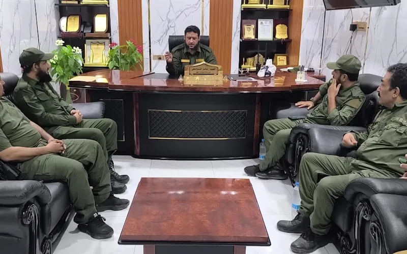 مدير أمن محافظة لحج يوجه باستمرار المتابعة الأمنية لمخيمات النازحين