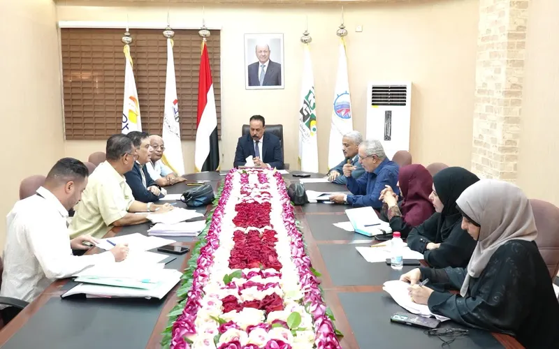 وزير الأشغال العامة يترأس اجتماع لجنة المناقصات لمناقشة عدد من مشاريع الطرق
