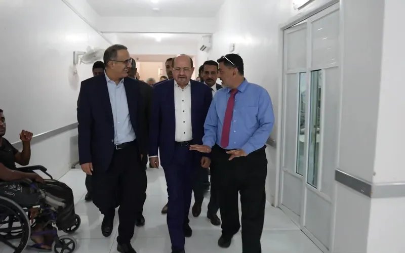 رئيس الوزراء يتفقد أوضاع جرحى القوات المسلحة في مستشفى عبود العسكري بالعاصمة عدن