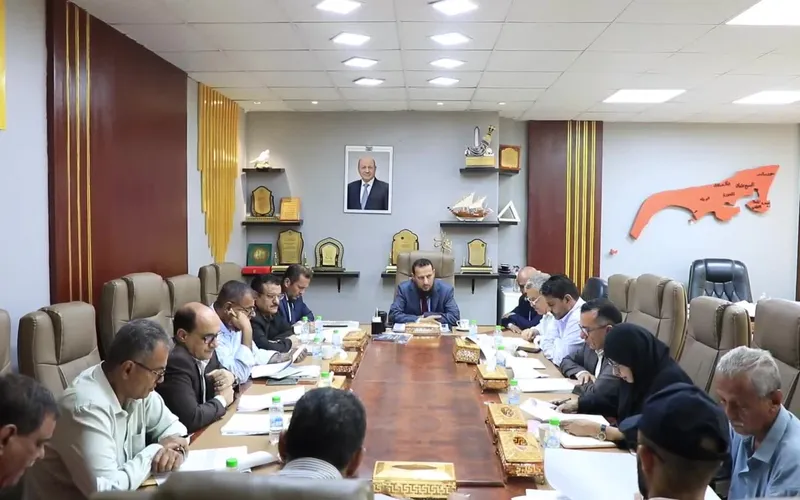 محافظ العاصمة عدن يترأس اجتماعا لمناقشة أزمة الغاز ويقر إجراءات لتصحيح آلية التوزيع