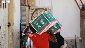 مركز الملك سلمان يوزع مساعدات للنازحين والمحتاجين في عدن وحضرموت ولحج