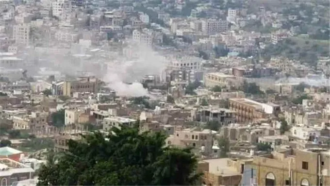 هجوم باليستي ومسيرات حوثية يستهدف أحياء تعليمية وسكنية بمدينة تعز