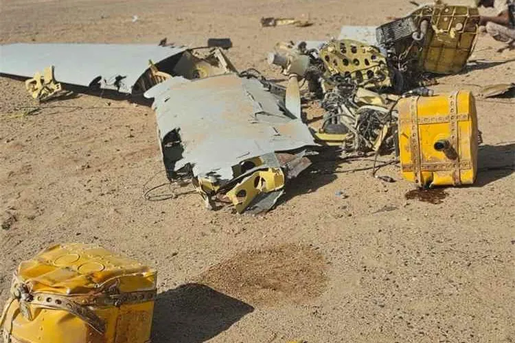 القوات المسلحة تعلن إسقاط طائرة مسيرة حوثية في الجوف وتوثق حطامها