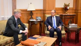 المبعوث الأممي يختتم زيارة إلى القاهرة تناولت التصعيد الحوثي وتداعياته على الملاحة الدولية